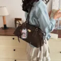 Retro braune Unterarm-Baguette-Tasche für Damen, stilvolle elegante Schultertasche - Mit Katzenkartenhalter-Anhänger / Kaffeebraun