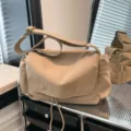 Minimalistische Nylon-Umhängetasche in Beige mit großem Fassungsvermögen für Freizeit - Khaki