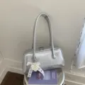 Silberne metallische Retro-Bowling-Schultertasche mit einem Herz-Perlen-Schleifen-Charm - Mit Anhänger / Silber