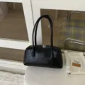 Elegante schwarze Vintage-Bowlingtasche mit Crinkle-Struktur und langen Schulterriemen - Einzelne Tasche / Schwarz