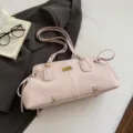 Elegante hellrosa Retro-Baguette-Tasche mit goldenen Beschlägen und Schleifendetails - Einzelbag-Stil / Rosa