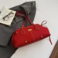 Eleganter roter Wildleder-Baguette-Schultertasche mit weißen Nähten und Gold-Hardware - Einzelbag-Stil / Rot