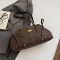 Vintage-Unterarmtasche aus braunem Kunstleder für Pendler mit schickem Golddekor - Einzelbag-Stil / Kaffeebraun