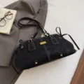 Retro-Umhängetasche aus schwarzem Wildlederimitat mit Kontrastnähten und Golddetails - Einzelbag-Stil / Schwarz