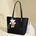 Elegante bolso tote negro con dije de osito de peluche para el trabajo - Negro