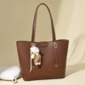 Elegante bolso tote grande de cuero marrón con un tierno colgante de oso decorativo - Marrón Oscuro