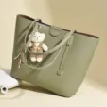 Bolso tote grande verde oliva con lindo accesorio de colgante de osito - Verde matcha