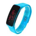 Nahaufnahme der blauen LED-Digital-Sportuhr mit roter Anzeige und Silikonarmband. - Seeblau
