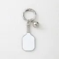 Vue détaillée d'un porte-clés raquette de ping-pong argenté et blanc avec sa balle - K Blanc/Argent