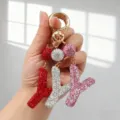 Gros plan de porte-clés étincelants en strass en forme de lettre Y, trois couleurs. - Motif Y / Rose
