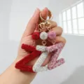 Gros plan sur les porte-clés lettre Z en strass étincelants rouges, argentés et roses - Style Z / Rose