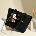 Bolso tote negro retro con relieve de rombos y lindo colgante de oso para mujer - Negro
