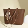 Bolso tote vintage marrón de gran capacidad con patrón de rombos y amuleto de oso. - Marrón Oscuro
