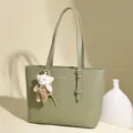 Bolso tote verde elegante con diseño de rombos y llavero de oso adorable. - Verde matcha