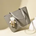Bolso tote grande gris retro con acolchado de rombos y colgante de osito - Gris