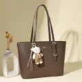 Grand sac cabas marron vintage matelassé à losanges avec un charm d'ours peluche - Café Léger