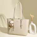 Sac cabas matelassé beige élégant avec charm ours et motif à losanges embossé - Blanc Cassé