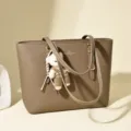Sac cabas rétro à motif losanges kaki avec charmant pendentif ours - Couleur Boue