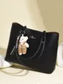 Elegante schwarze große Kunstledertasche mit dekorativem Bärenanhänger für Damen - Bär Anhänger Stil (716.582416) / Schwarz