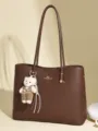 Große braune Leder-Einkaufstasche im Retro-Stil mit langen Henkeln und Bären - Bär Anhänger Stil (716.582416) / Dunkelbraun
