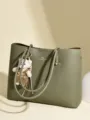Elegante olivgrüne Tragetasche mit großer Kapazität und Bärenanhänger für Damen - Bär Anhänger Stil (716.582416) / Matcha-Grün