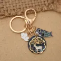 Elegante portachiavi in metallo smaltato con motivi di carpa koi e cervo dorato - Pezzo Singolo / Cervo Sika Pesce Blu