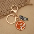 Portachiavi dorato stile giapponese con carpa koi e ciondolo con coniglio bianco decorato. - Pezzo Singolo / Gatto della Fortuna Pesce Nero