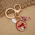 Variante portachiavi in metallo dorato orientale con ciondoli a forma di carpa koi e coniglio - Pezzo Singolo / Coniglio E Pesce Rosso