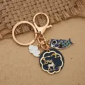 Portachiavi stile cinese smaltato in oro con ciondoli a forma di koi e cervo lunare - Pezzo Singolo / Luna Cervo Pesce Blu