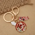 Portachiavi tradizionale orientale con pesce koi e moschettone in metallo dorato - Pezzo Singolo / Koi E Pesce Rosso
