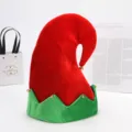 Primo piano di un cappello da elfo di Natale in velluto rosso con bordi verdi e campanelli - Cappello da Elfo Composito in Velluto Dorato (RM312) / 35x30CM