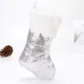 Dettaglio calza di Natale con paillettes argento e morbido bordo in peluche bianco. - Argento (RW211-3)