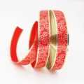 Toma detallada de cinta navideña roja con elegantes patrones de espirales doradas brillantes - Pack de 3.8cm / Rojo
