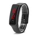 Nahaufnahme einer schwarzen LED-Touch-Uhr mit leuchtend roter digitaler Zeitanzeige. - Schwarz