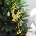 Vista detallada de un adorno navideño de reno dorado brillante con cascabeles. - Colgante de Reno / 13cm / Dorado