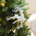 Detalle de un adorno de reno plateado brillante con cascabeles en un árbol de Navidad - Colgante de Reno / 13cm / Plateado