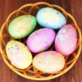 Juego de seis coloridos huevos de Pascua de espuma moteada en una cesta decorativa - Juego de 6 / Estilo Moteado Floral (Estilo 4)