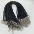 Detail van 1,5 mm zwarte waskoord kettingen met karabijnsluitingen en verlengketting - 1.5mm Zwart 55+5 Met Verlengketting