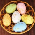 Huevos de Pascua de espuma con manchas de colores en una cesta para decoración festiva - Juego de 6 / Estilo Moteado Dorado (Estilo 5)