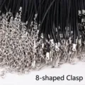 Close-up van zwarte gewaxte koordkettingen met zilveren verlengkettingen en sluitingen - 1.5mm Figuur-8 Sluiting Met Verlenging