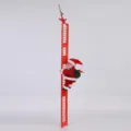 Gedetailleerde weergave van elektrische Kerstman op een rode ladder kerstdecoratie - Rode Ladder Stijl