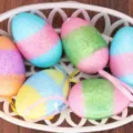 Huevos de Pascua de espuma con purpurina y cintas en una cesta de plástico blanca - Juego de 6 / Estilo de Purpurina a Rayas (Estilo 1)