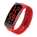 Gros plan d'une montre bracelet sport à LED rouge avec affichage numérique de l'heure - Rouge