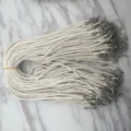 Primer plano de hilos de collar de cordón de cera trenzado blanco con cierres de plata - Pack de 100 / Blanco