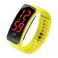 Vue détaillée d'une montre bracelet de sport numérique LED jaune vif pour les enfants. - Jaune