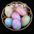 Juego de seis coloridos huevos de Pascua con purpurina y motivos florales en cesta - Floral con Purpurina (Estilo T) / Juego de 6