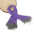 Detailansicht lila gewachster Halskettenkordeln mit silbernen Karabinerverschlüssen - 1,5mm dick 45cm Länge / 100er Pack / Hellviolett