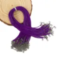 Detailaufnahme violetter Wachshalsketten mit silbernen Karabinern für DIY-Schmuck - 1,5mm dick 45cm Länge / 100er Pack / Dunkellila