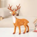 Vue détaillée d'une figurine de renne de Noël réaliste et poilue pour décoration festive - Petit Cerf à Bois Droit / Hauteur 20cm