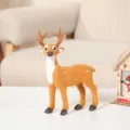 Gros plan d'une figurine de renne de Noël miniature réaliste pour décor de fête - Petit Cerf - Debout